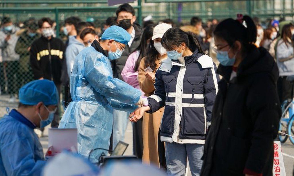 يتوسل الطلاب المحاصرون في الحجر الصحي للحصول على المساعدة عبر الإنترنت حيث تواجه الصين أكبر انتشار لفيروس كوفيد منذ عام 2020