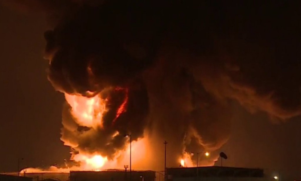 أشبه بنار جهنم 🔥.. حريق جدة يرعب العالم وهجوم إرهابي يزلزل المملكة 😱