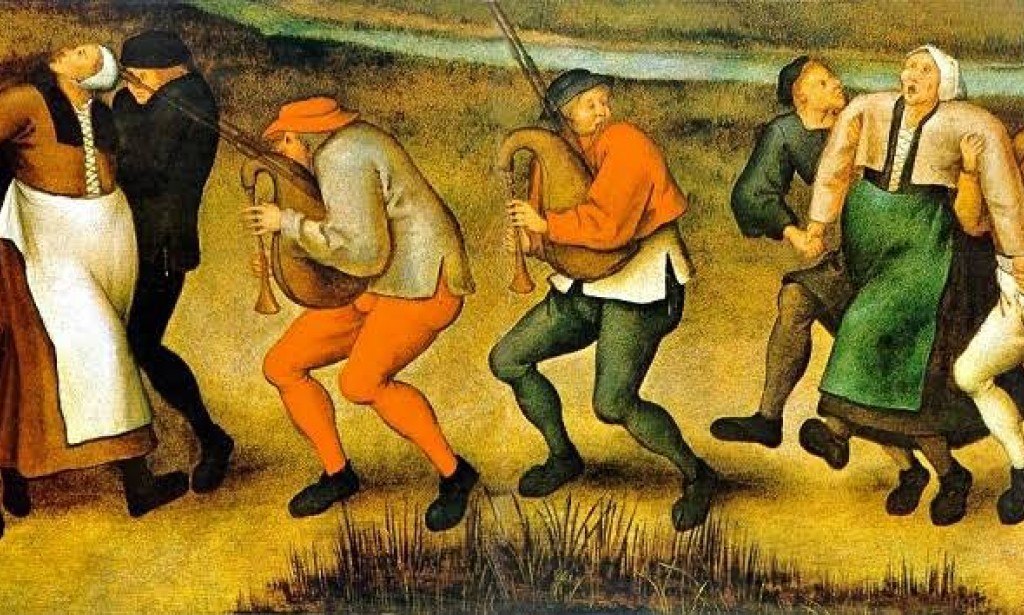 اشخاص يسيرون علي الأقدام والأيدي حيروا العلماء