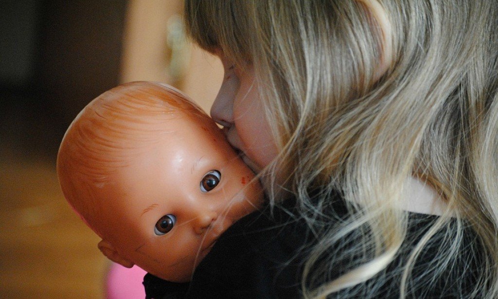 أُناس أم  دُمًى