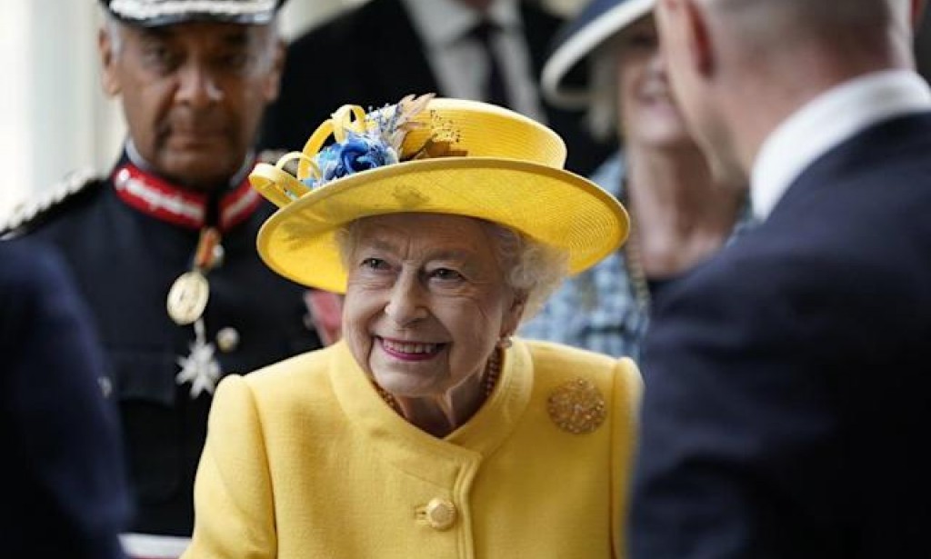 Elizabeth line: Queen makes shock visit to Paddington Station