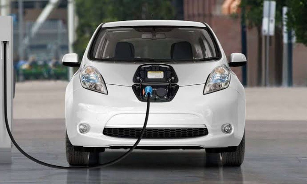 السيارة الكهربائية  والفرق بينها وبين السيارة العادية وكيفية اشتغالها واعتبارها سيارة المستقبل