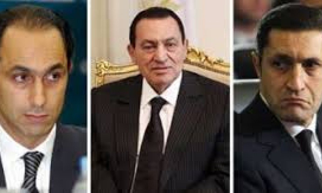 لحظة استقبال جمال مبارك و علاء مبارك محمد رمضان في عزاء الفنان الراحل سمير صبري