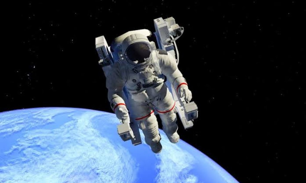 ماذا يحدث للانسان اذا مات في الفضاء؟