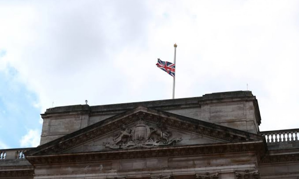 Queen Elizabeth II: Arab countries lower their flags and mourn the death of a "beacon of knowledge and a model of leadership"
