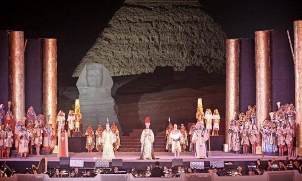 حكاية أوبرا عايدة عند سفح الهرم  ؟