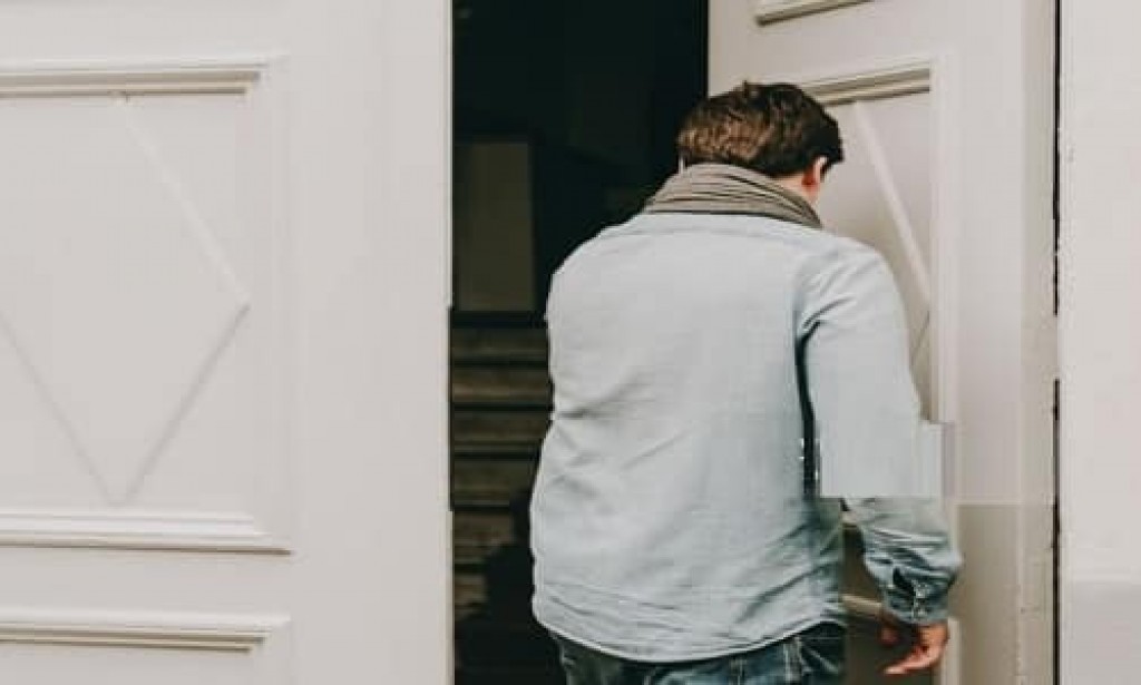 تفسير حلم دخول رجل غريب للبيت للمتزوجه