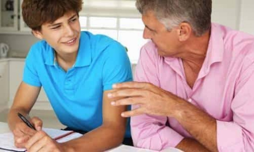كيف أتعامل مع ابني المراهق إذا أخطأ