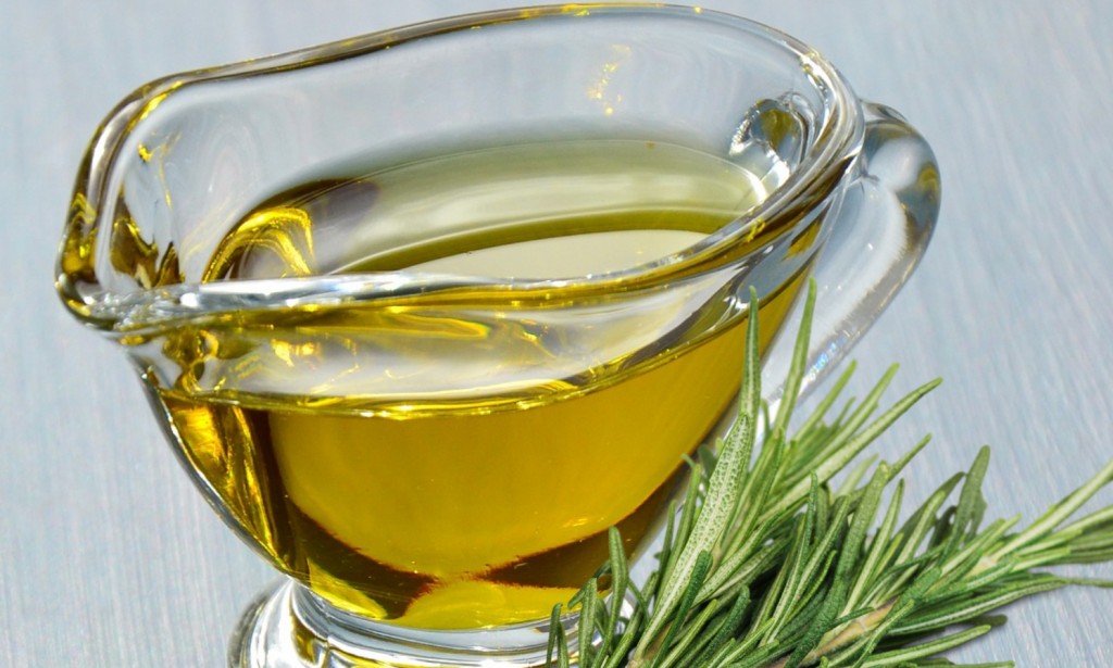 هل زيت إكليل الجبل ينمو الشعر؟