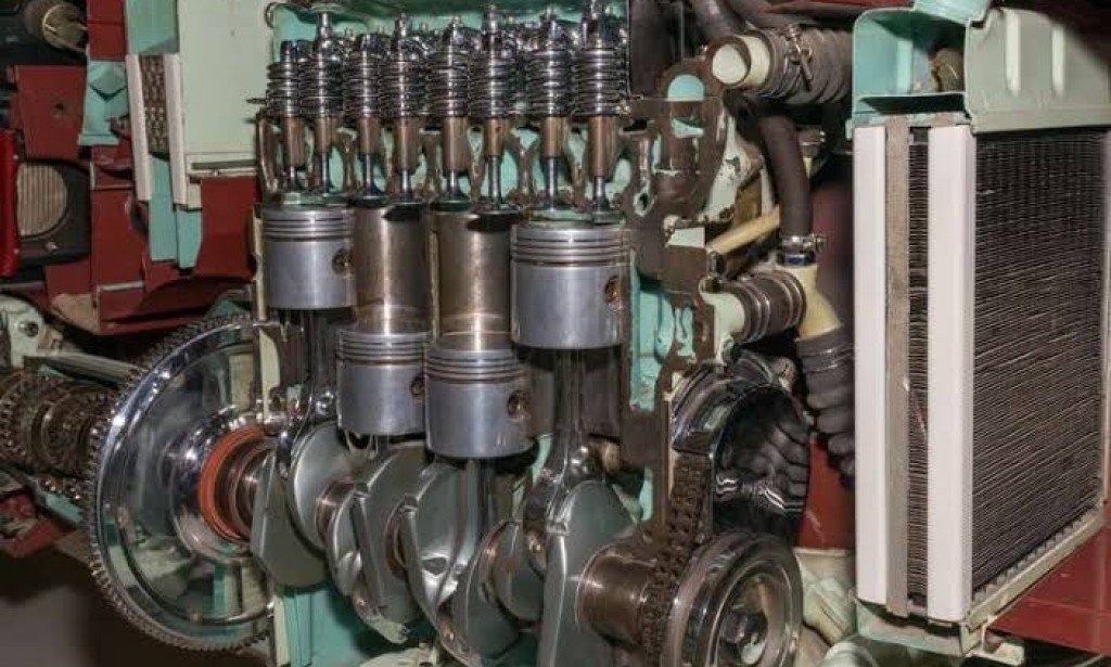 السيارة ... ومحرك الاحتراق الداخلي