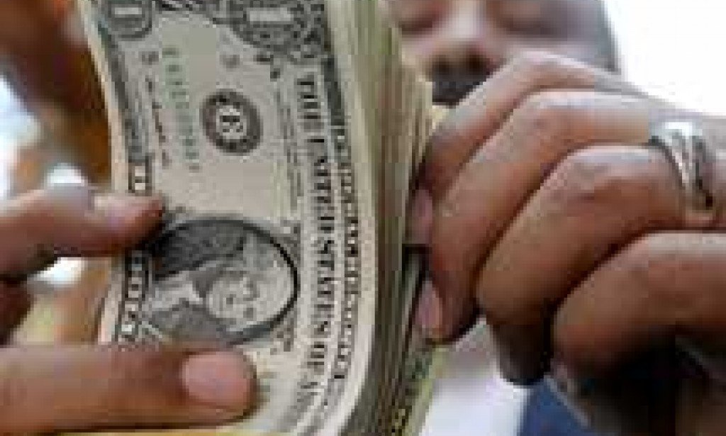 يتراجع من جديد.. الدولار يسجل أسعارا جديدة في البنوك (تحديث مستمر)