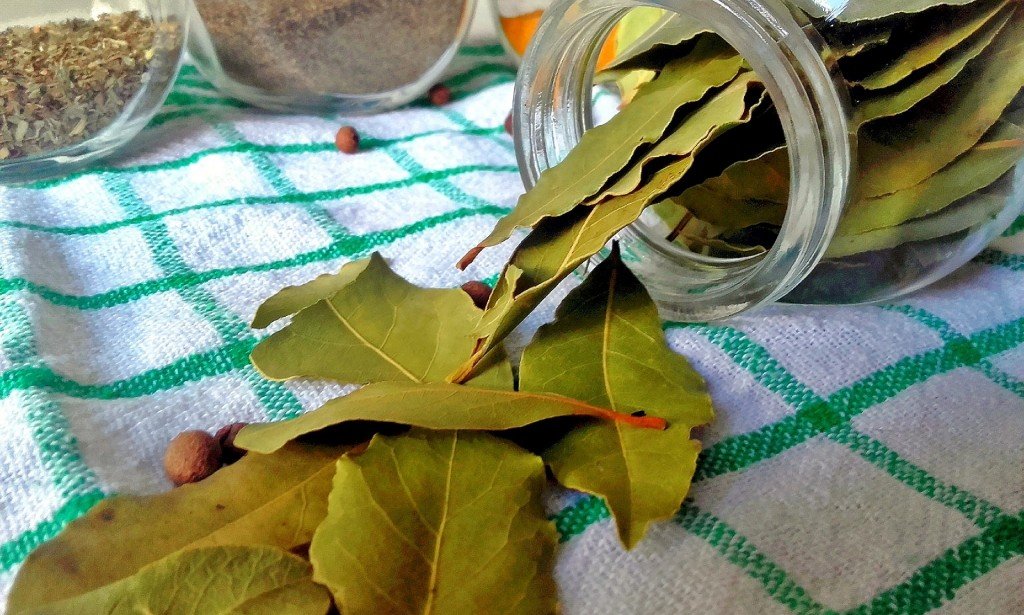 what happens if you eat a bay leaf