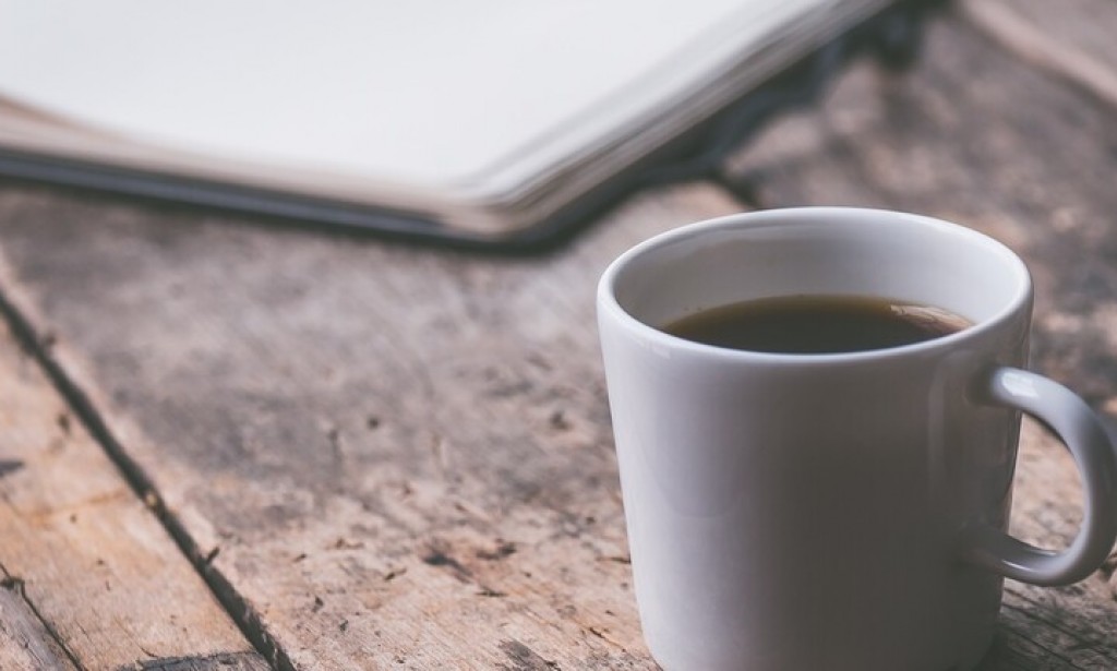 هل شرب القهوة والشاي يغني عن الماء؟